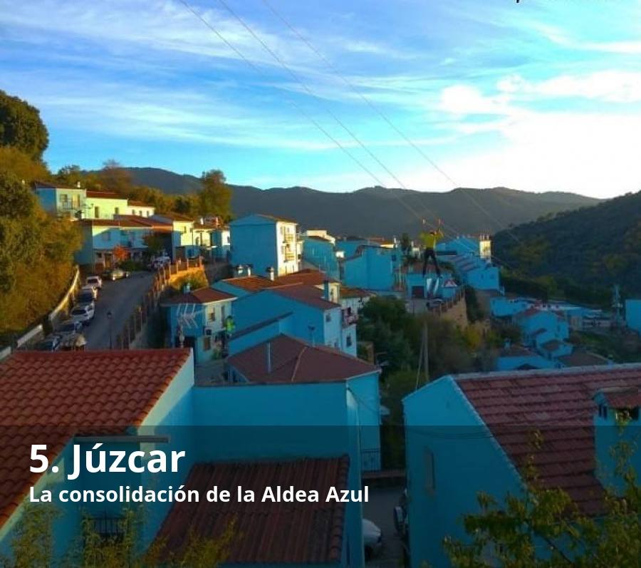 En 2018 el municipio de Júzcar dejó de ser el 'Pueblo Pitufo' para convertirse en la 'Aldea Azul'. En el próximo año se espera la consolidación de este proyecto que ha convertido esta villa malagueña en un auténtico parque temático. De la etapa anterior queda el color azul y la ilusión que siguen poniendo los juzcareños por ser un destino único en Andalucía. Vertiginosas tirolinas, rocódromos o un puente tibetano aguardan en este municipio del Valle del Genal. En cualquier época del año este pequeño pueblo de la Serranía es un destino idóneo para disfrutar en familia. El propio casco rubano es en sí un verdadero parque temático, donde los pequeños pueden hacer recorridos con mucha adrenalina, como las mencionadas tirolinas, que pasan por encima de las casas azules. Pero, Júzcar ofrece mucho más. Tras un paseo por las calles del pueblo, se podrá degustar la cocina del entorno en sus principales establecimientos de restauración. Entre ellos, aguardan los fogones del hotel Bandolero, donde se miman platos elaborados a partir de productos de temporada. Entre las visitas obligadas también está la bodega situada en lo que antes fue la Real Fábrica de Hojalata de San Miguel: enoturismo con mucha historia. Puedes leer todo el reportaje  aquí