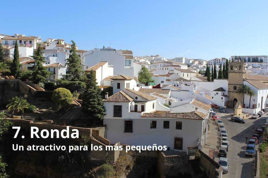 Previsiblemente, antes del verano podría estar abierto al público 'la Pequeña Ronda', un gran espacio temático que estará situado en el parque de San Rafael de la ciudad del Tajo. En concreto, se trata de una iniciativa que contará en un mismo enclave con un pequeño rocódromo, una tirolina, columpios y toboganes para la diversión de los más pequeños. La peculiaridad de este gran parque infantil, que tendrá una superficie de unos 750 metros cuadrados, es la réplica de algunos de los emblemas monumentales de esta ciudad monumental, como las murallas árabes, el Puente Nuevo, la plaza de toros o la Casa del Rey Moro, entre otros. A este espacio infantil, cuyas obras arrancarán con el inicio del año, hay que añadir los atractivos que ya tiene Ronda para el visitante, como sus monumentos, sus vistas panorámicas, sus bodegas, su gastronomía y sus tradiciones, entre otros. Puedes leer todo el reportaje  aquí