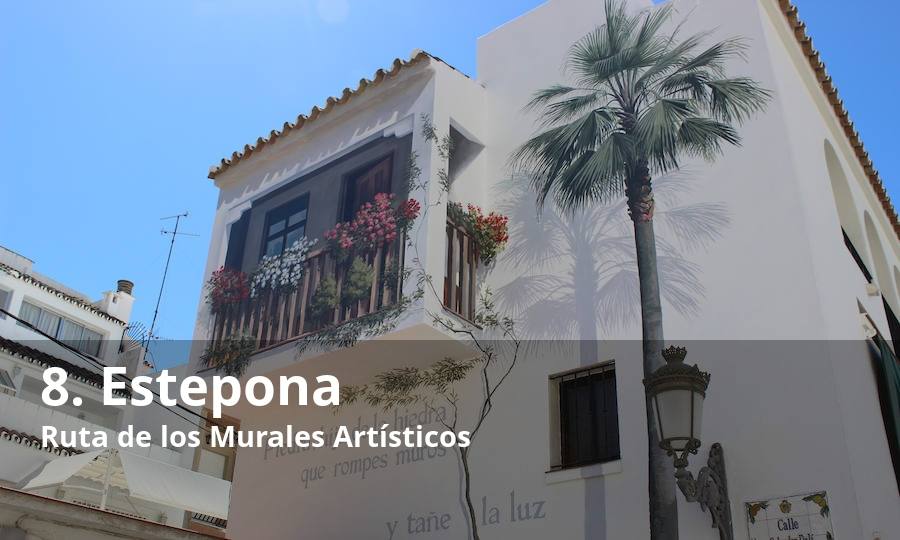 La localidad de Estepona ha consolidado ya su especial apuesta por el arte con su Ruta de los Murales, que permiten al visitante disfrutar de más de medio centenar de obras expuestas al aire libre en el casco urbano. De esta forma, esta ciudad de la Costa del Sol Occidental, se convierte en un destino para todo el año, gracias a éstas y otras iniciativas que invitan a pasear por sus calles, como el embellecimiento de las vías peatonales de su centro histórico. En lo que se refiere a este itinerario cultural, el visitante se encontrará con obras sorprendentes, como 'Reflejos del jardín', condierado hoy como el mural vertical de mayor tamañode Europa del pintor realista José Fernández Ríos. Puedes leer todo el reportaje  aquí