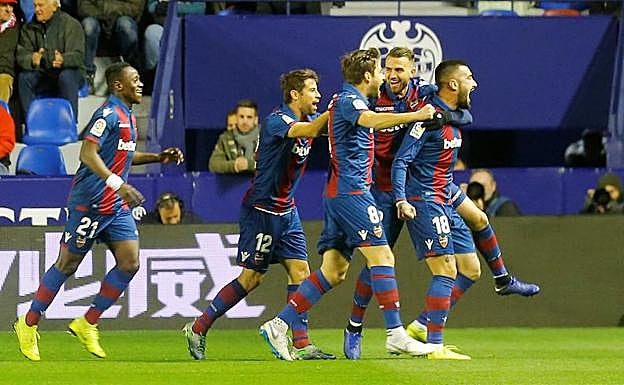 Los jugadores del Levante celebran el tanto de Cabaco.