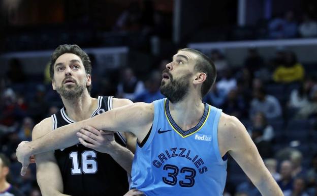 Pau y Marc Gasol, durante el partido. 