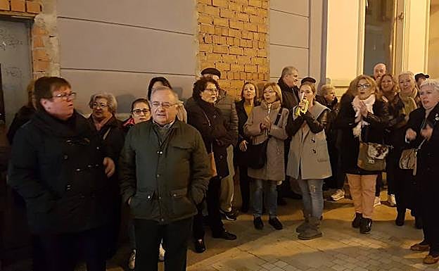 Asistentes a la protesta en el Teatro Echegaray.