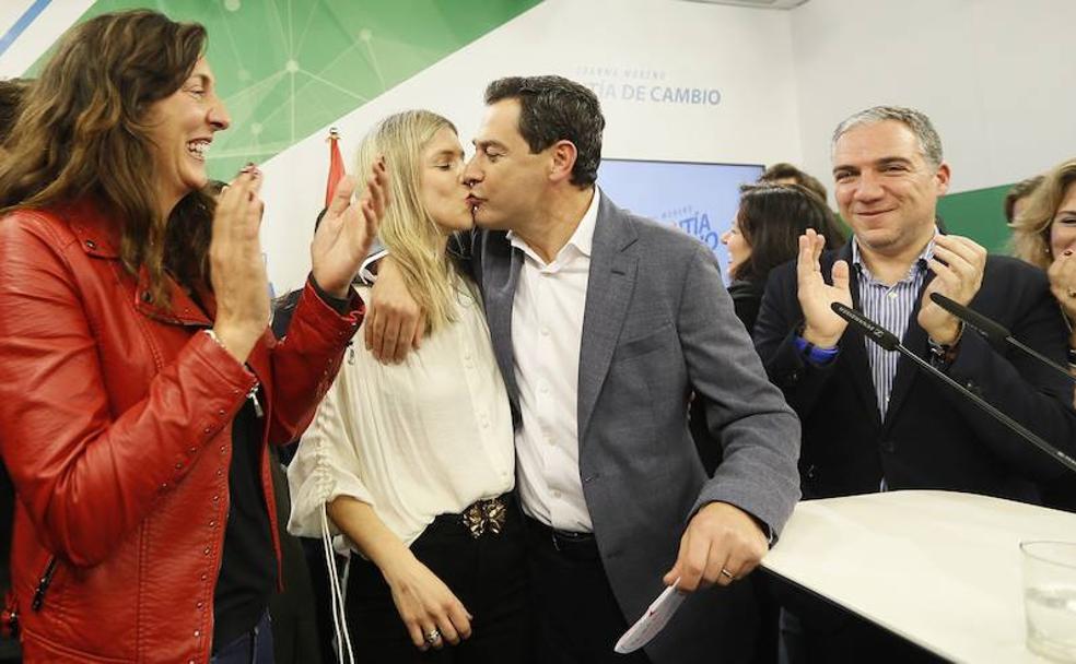 Juanma Moreno besa a su esposa, Manuela Villena, en la noche electoral tras conocer los históricos resultados del 2-D.