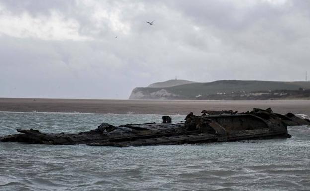 Parte del casco de un submarino alemán de la Primera Guerra Mundial que ha reaparecido en una playa del norte de Francia.