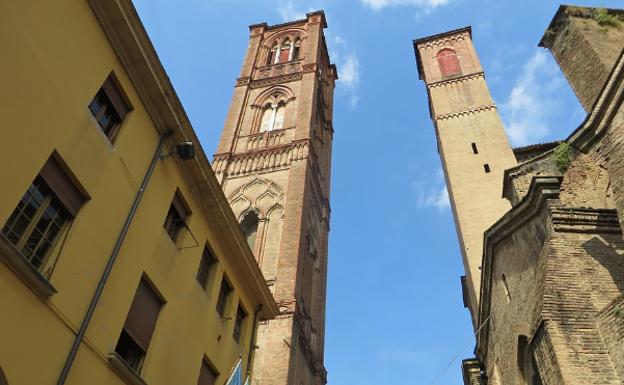 Las dos torres Asinelli y Garisenda de Bolonia.