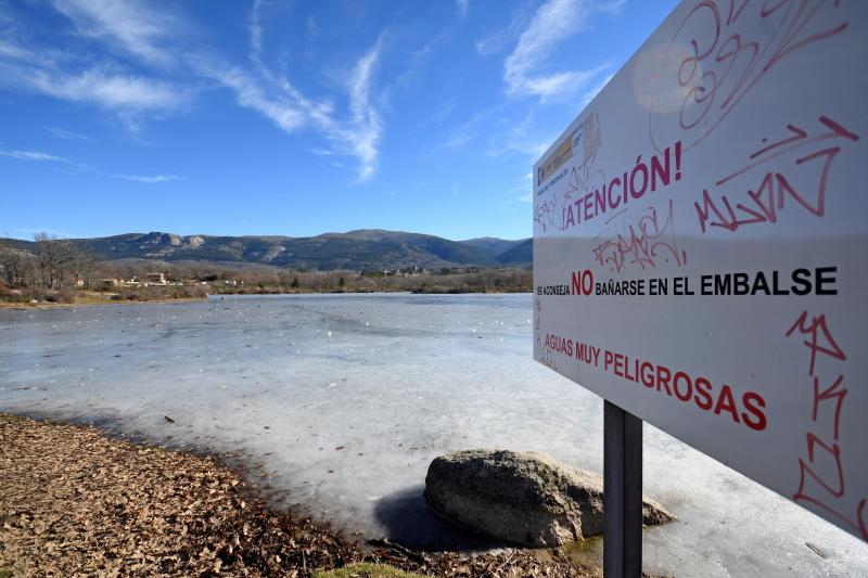 Fuentes heladas, termómetros bajos y mucha ropa de abrigo, lo más destacado en ciudades como Valencia, Pamplona, León, Ourense o Ávila