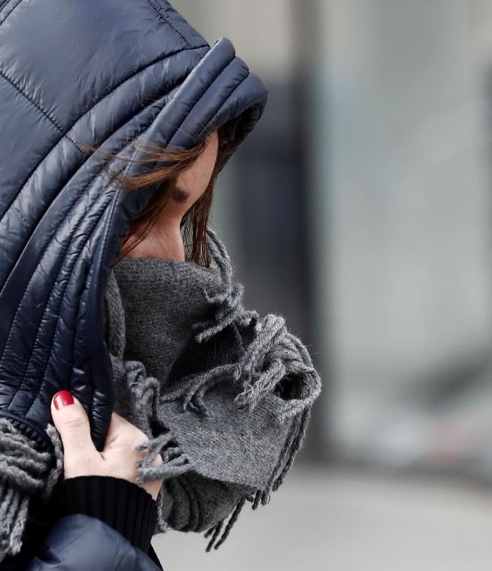 Fuentes heladas, termómetros bajos y mucha ropa de abrigo, lo más destacado en ciudades como Valencia, Pamplona, León, Ourense o Ávila