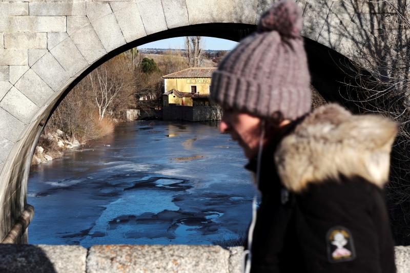 Fuentes heladas, termómetros bajos y mucha ropa de abrigo, lo más destacado en ciudades como Valencia, Pamplona, León, Ourense o Ávila