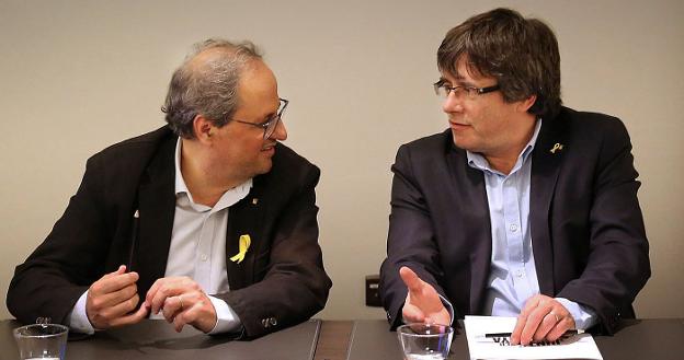 Torra conversa con Puigdemont durante su visita a Bruselas el pasado septiembre. :: F. Walschaerts / reuters