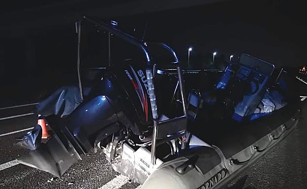 Imagen de la narcolancha que quedó en la calzada. 