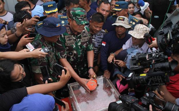Un oficial de la armada indonesia muestra la segunda caja negra del Boeing de Lion Air accidentado.