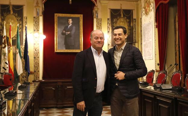 El alcalde de Antequera, Manuel Barón, junto a Juanma Moreno, próximo presidente andaluz, en el Salón de Plenos del Ayuntamiento de Antequera.