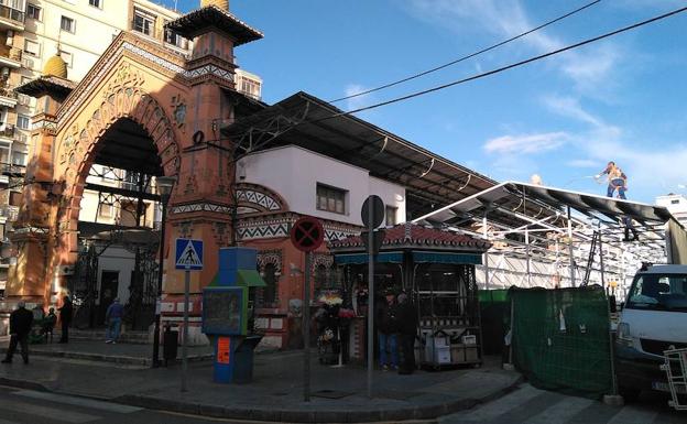 El mercado provisional al que se trasladarán los puestos se está levantando junto al de Salamanca. 