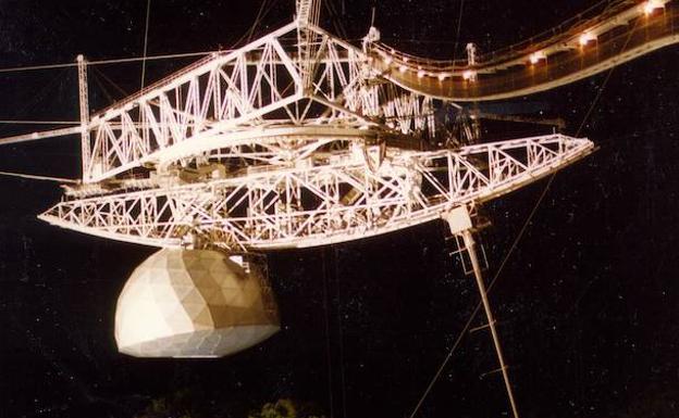 El radiotelescopio de Arecibo (Puerto Rico), inauturado en 1965, es utilizado por el proyecto SETI para captar señales de vida inteligente de carácter extraterrestre.