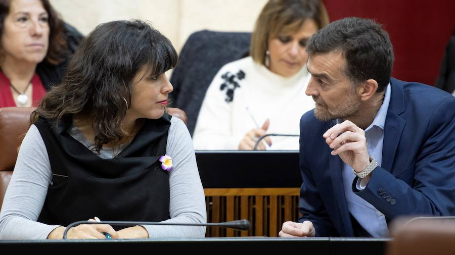 La líder y el portavoz de Adelante Andalucía, Teresa Rodríguez y Antonio Maíllo, en el Parlamento andaluz 