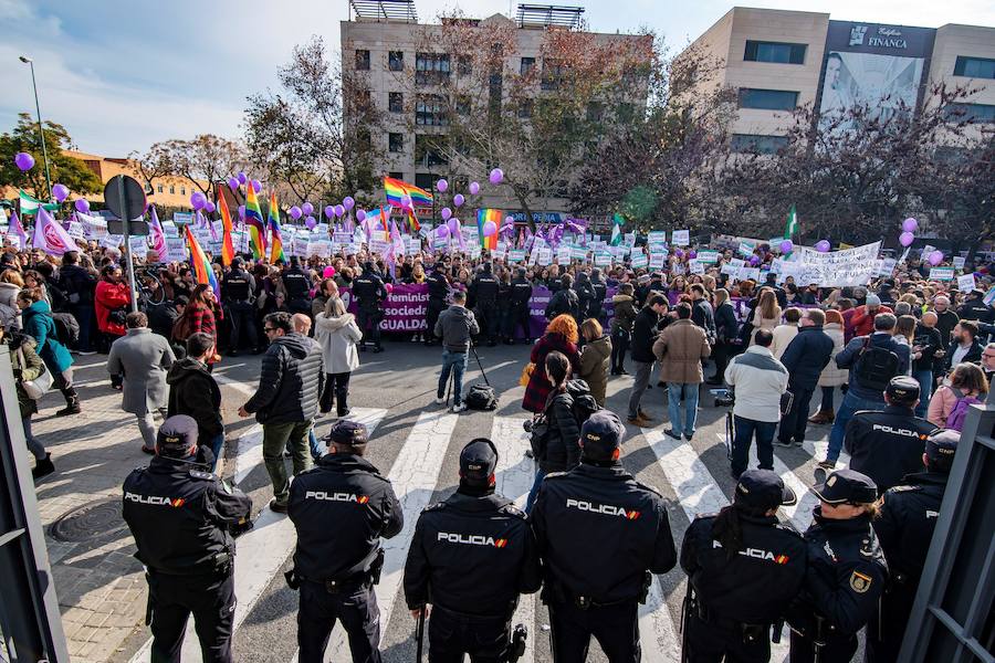 Manifestantes en la movilización feminista ante Parlamento andaluz