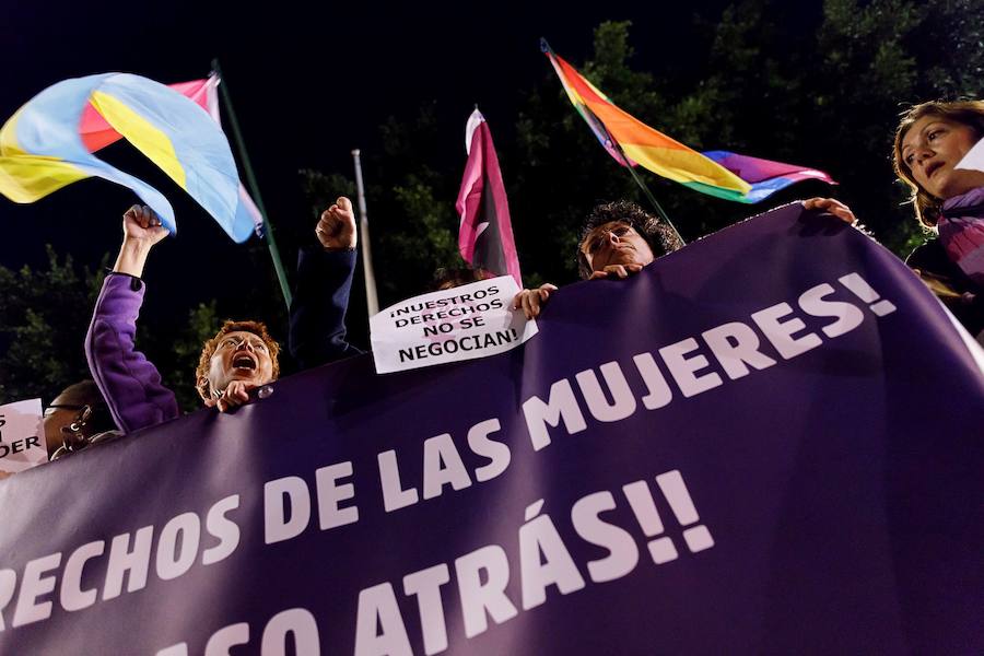 Las feministas lanzaron este martes una amplia movilización en toda España en contra del partido ultraderechista Vox, que causó indignación al denunciar la ley de violencia de género, hasta ahora apoyada de forma unánime por la clase política.