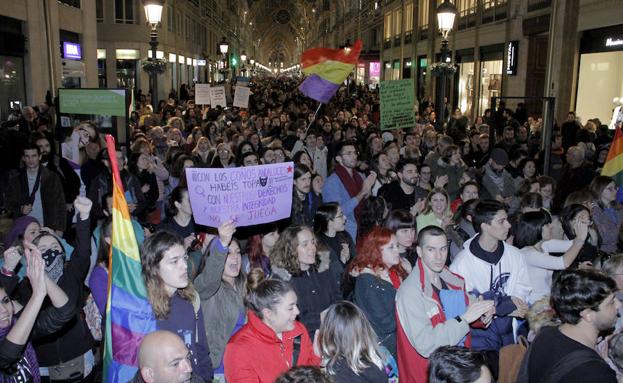 La elevada afluencia convirtió la concentración en una manifestación que culminó en la plaza de la Merced.