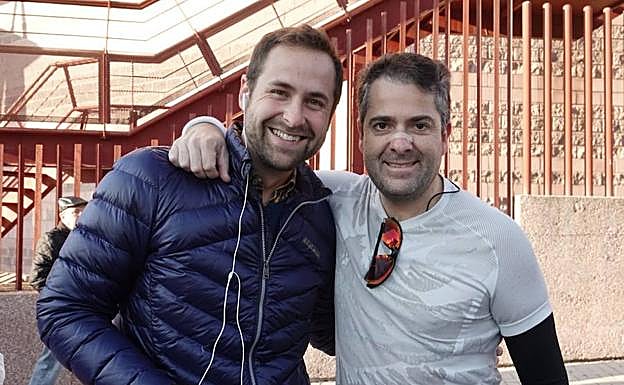 Verde, en una foto reciente con el portavoz popular, Carlos Conde, en una prueba deportiva.