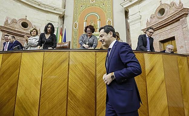 Juanma Moreno se dirige a la tribuna del Parlamento para pronunciar su discurso de investidura.