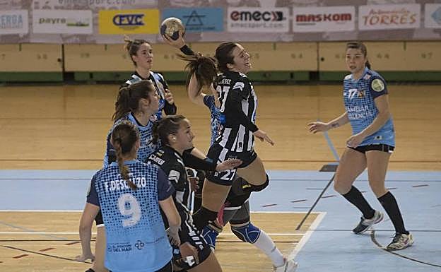 Medeiros, en un tiro en suspensión ante el Canyamelar valenciano.