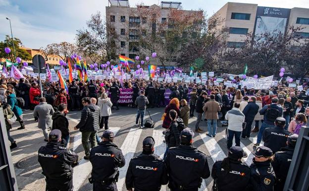 Manifestantes durante la movilización convocada por colectivos feministas frente al Parlamento. 