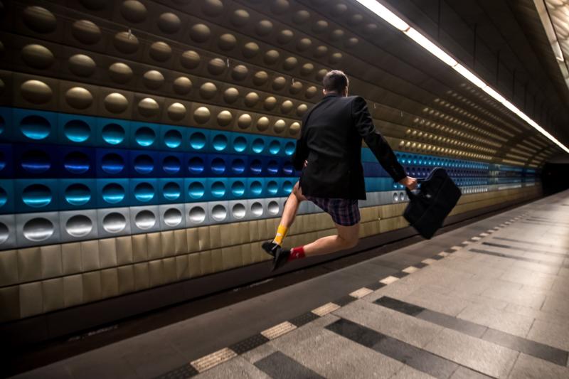 El evento 'No pants subway ride' ha dejado imágenes muy curiosas en Praga, donde la gente se ha quitado los pantalones para viajar en metro por simple diversión