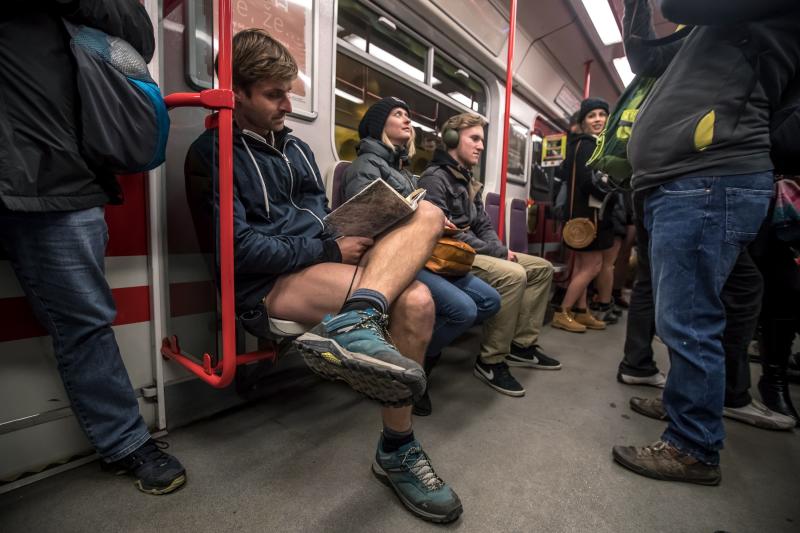 El evento 'No pants subway ride' ha dejado imágenes muy curiosas en Praga, donde la gente se ha quitado los pantalones para viajar en metro por simple diversión