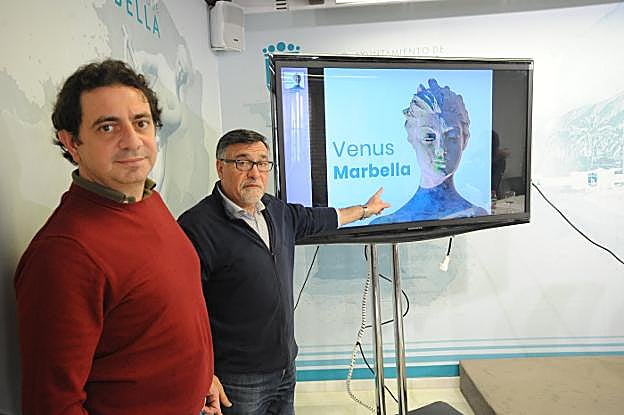 Baldomero León, ayer, junto a uno de los desarrolladores en la sala de prensa del Ayuntamiento.