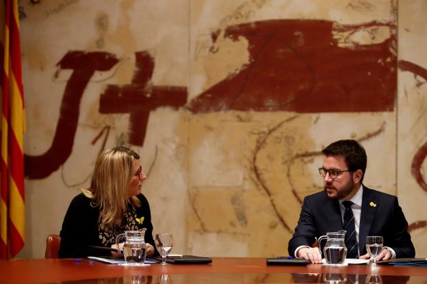 Elsa Artadi y Pere Aragonès presiden ayer la reunión semanal del Gobierno catalán. :: Toni Albir / efe