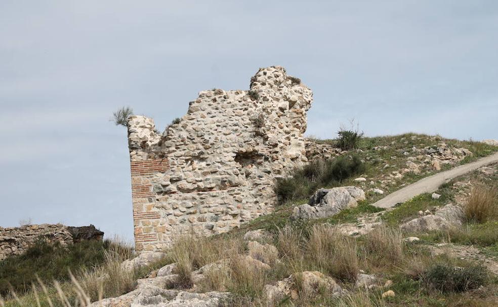 Imagen de los restos de un antiguo castillo árabe en Cártama. 