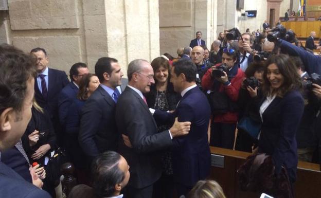 Francisco de la Torre saluda a Juanma Moreno cuando entra en el Parlamento.