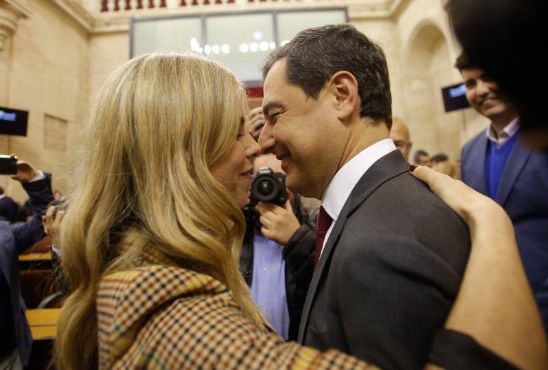 El dirigente popular obtiene mayoría absoluta en la votación en el Parlamento 