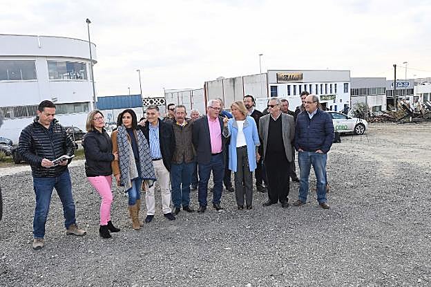 Vecinos y empresarios visitaron ayer, junto a Ángeles Muñoz y Rafael Piña, una de las parcelas que se acondicionará para aparcamientos. :: j-lanza