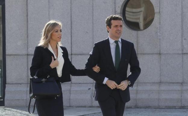 Pablo Casado, junto a su esposa, llega al Parlamento.
