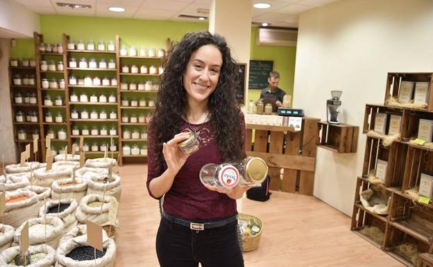 Esther Lorenzo muestra los recipientes de cristal que lleva para comprar en la tienda de legumbres a granel.