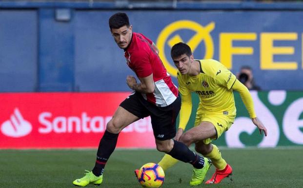 Yuri Berchiche pugna por el balón con Gerard Moreno. 