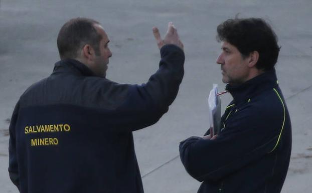Miembros de la Brigada de Salvamento Minero de Asturias, este lunes, en Totalán.