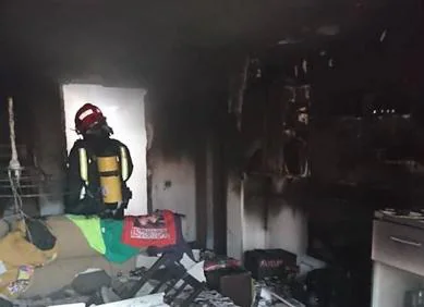 Imagen secundaria 1 - Afectado por inhalación de humo un hombre en el incendio de su vivienda en Parque del Sur