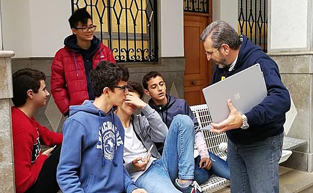 El coordinador TIC, Francisco Texeira, con alumnos de tercero de ESO en una sesión de 'escape room' con herramientas de Microsoft Office. 
