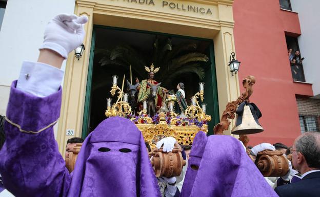 Salida del trono de Nuestro Padre Jesús a su entrada en Jerusalén