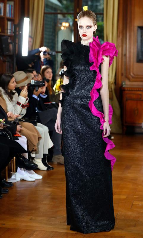 La 2019 Spring-Summer Haute Couture collection fashion show, celebrada en la capital francesa, ha dejado imágenes de vestimentas más que curiosas