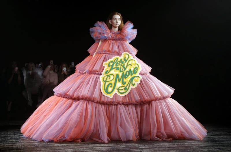 La 2019 Spring-Summer Haute Couture collection fashion show, celebrada en la capital francesa, ha dejado imágenes de vestimentas más que curiosas