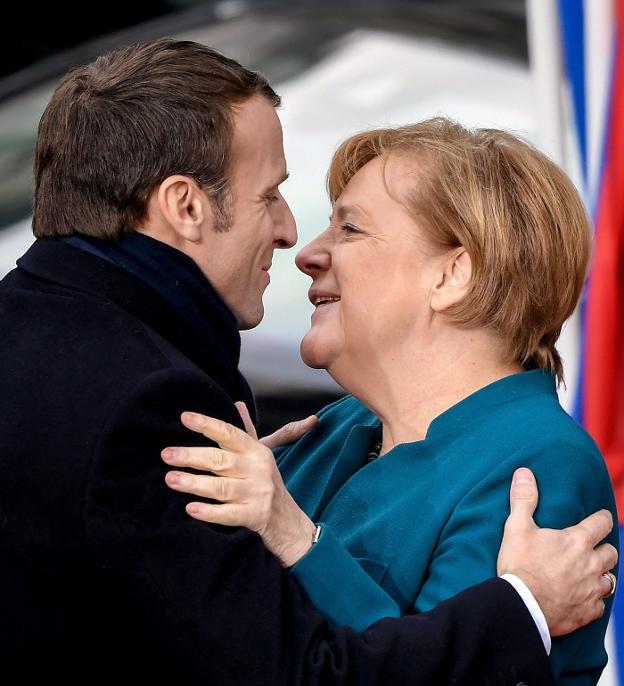 Merkel y Macron sembraron de expresiones de afecto mutuo la ratificación de su acuerdo. :: s. steinbach / efe