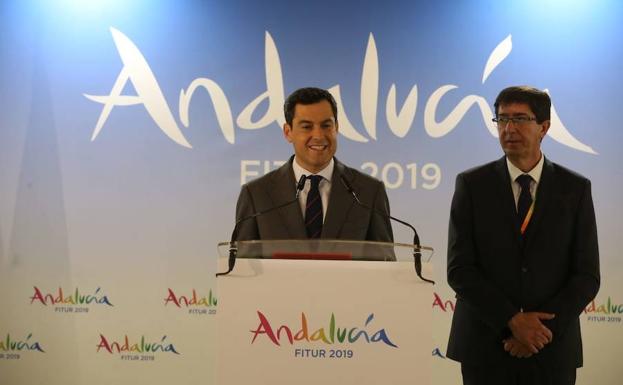 Juanma Moreno y Juan Marín, en el estand de Andalucía de Fitur 2019. 