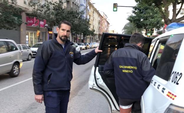 La Brigada de Salvamento, esta mañana, a la salida del hotel camino de la zona de rescate. 