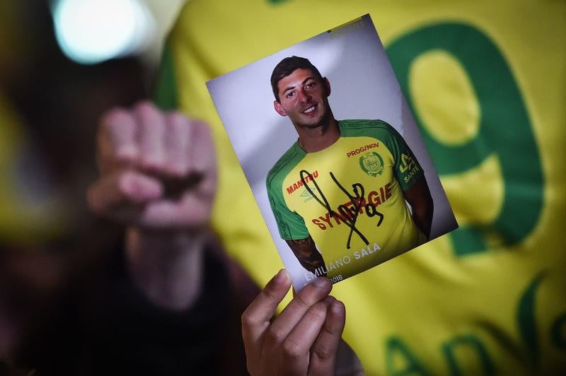 Ocurrió sobrevolando el Canal de la Mancha, cuando iba hacia Cardiff, su nuevo destino, tras despedirse en Nantes de sus hasta entonces compañeros. Los aficionados de ambos equipos manifiestan su pesar en los dos estadios