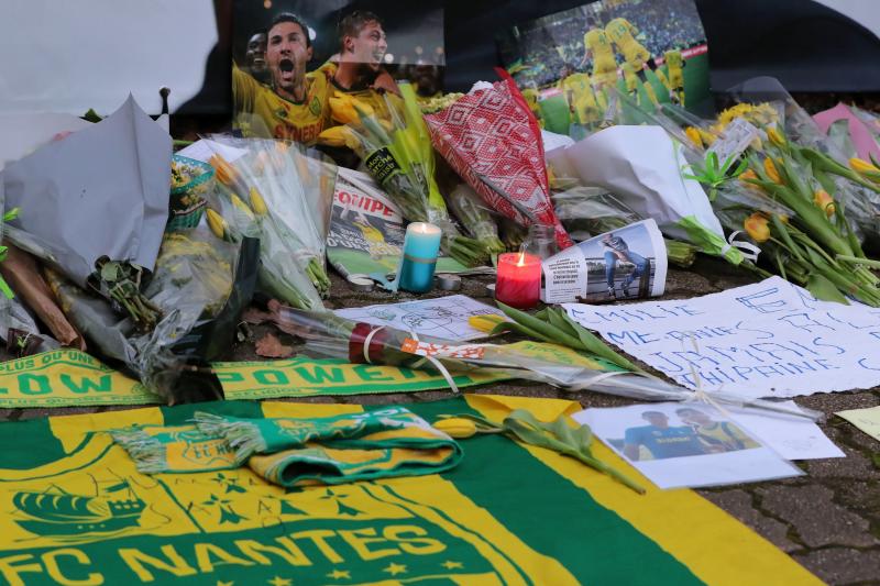 Ocurrió sobrevolando el Canal de la Mancha, cuando iba hacia Cardiff, su nuevo destino, tras despedirse en Nantes de sus hasta entonces compañeros. Los aficionados de ambos equipos manifiestan su pesar en los dos estadios