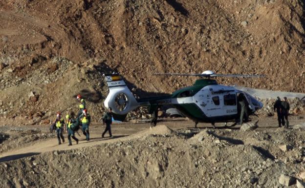 Trasladan en dos helicópteros a cuatro especialistas en microvoladuras para el rescate de Julen