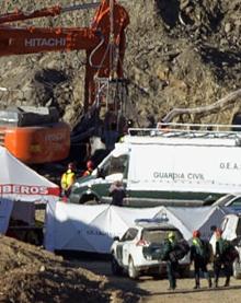 Imagen secundaria 2 - Los mineros, en su primera bajada al pozo el jueves. Segunda imagen: helicóptero con explosivos procedentes de Sevilla. Tercera foto: Zona de rescate en Totalán. 